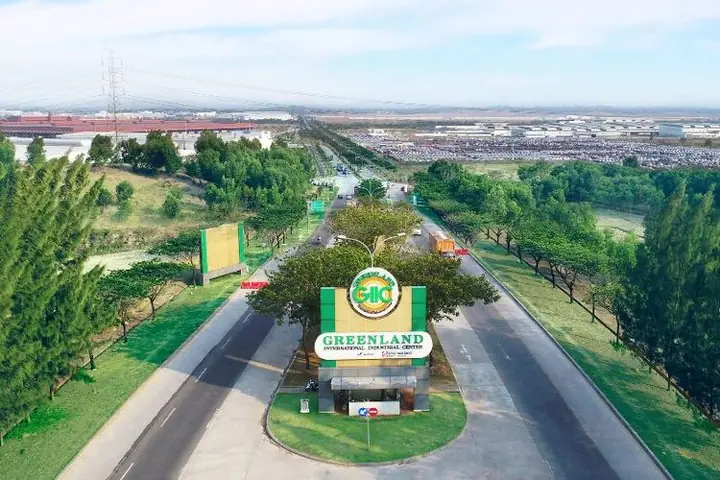 Gerbang GIIC Greenland International Industrial Center di Cikarang, kawasan industri tujuan supplier lakban dari pabrik Semarang