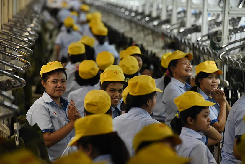 Pekerja pabrik garment di kawasan industri Cikupa dan Tangerang, area layanan supplier lakban dari pabrik Semarang