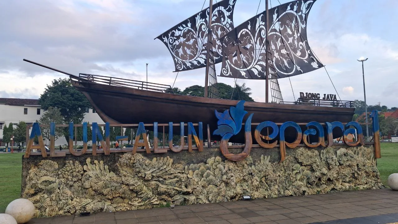 Monumen kapal Djong Java di Alun-Alun Jepara, area layanan lakban Harmony