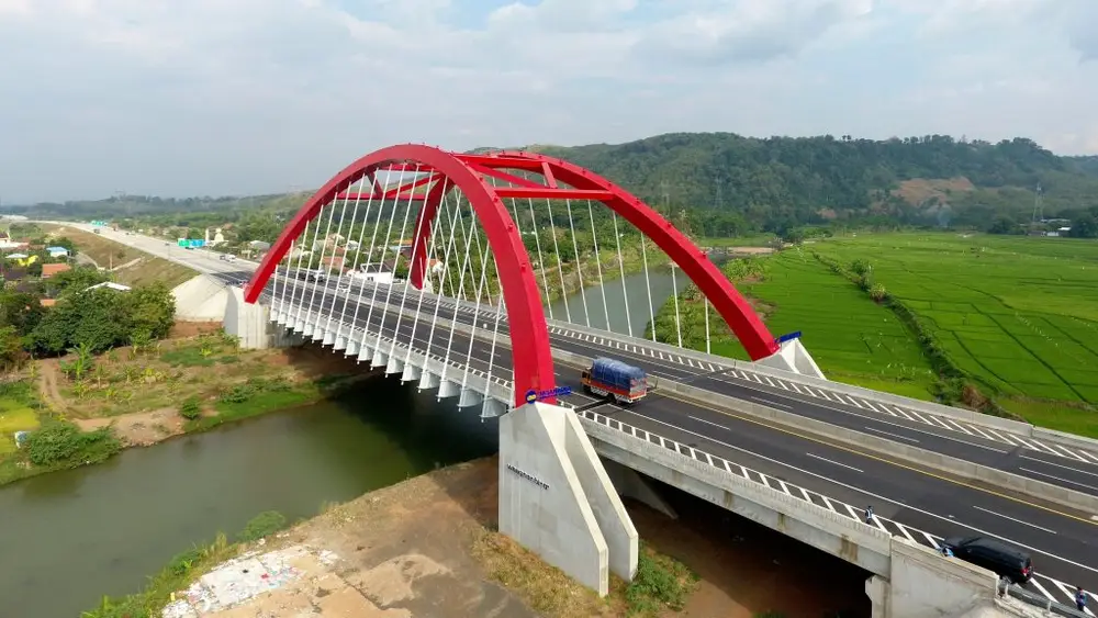 Jembatan lengkung merah Kali Kuto di ruas tol Batang-Kendal, jalur distribusi lakban Harmony